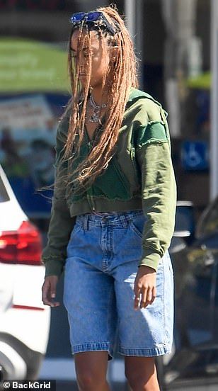 Sasha and Malia Obama wear green outfits to run errands in LA Sasha And Malia Obama, Pale Green Dress, Obama Daughter, Long Jean Shorts, Malia Obama, Black Hippy, Long Denim Shorts, Dad Sandals, Green Outfits