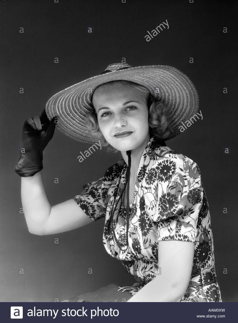 Download this stock image: 1930s 1940s PORTRAIT WOMAN IN STRAW HAT FLORAL DRESS HAND HOLDING HAT WEARING GLOVES LOOKING AT CAMERA - AAM0XW from Alamy's library of millions of high resolution stock photos, illustrations and vectors. 1940s Lifestyle, Mountain Cowgirl, 1940s Women, Farm Women, 1940s Woman, 1940's Fashion, Portrait Photography Men, 30s Fashion, Vintage Woman