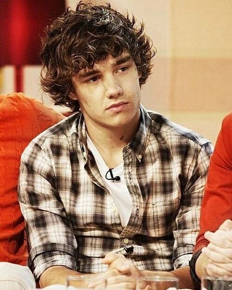 Comfort for Liam on Instagram: "Liam Payne with curly hair." Liam James, One Direction Videos, One Direction Pictures, 1d And 5sos, I Love One Direction, Pop Rock, Fall For You, Larry Stylinson, Liam Payne