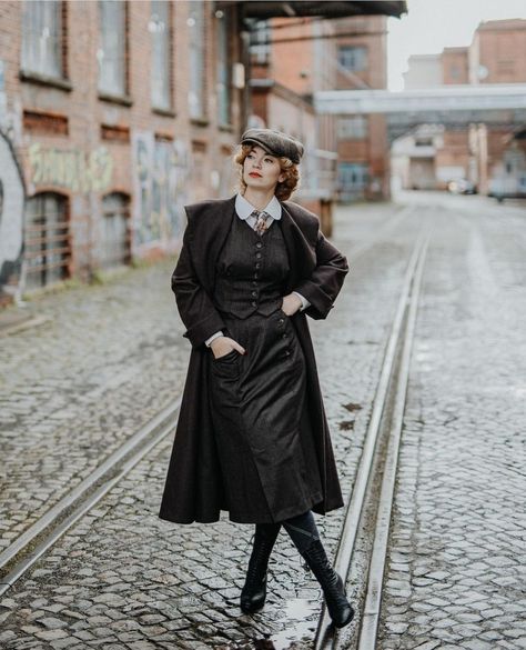 1920s Suit Women, 1920s Detective Woman, 1920 Female Fashion, Detective Woman Outfit, Peaky Blinders Photoshoot Ideas, Peaky Blinders Dress Women, Detective Core Outfits, Detective Outfit Female Vintage, Detective Outfit Female