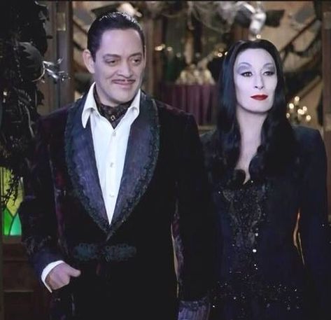 Adams Family Costume, Addams Family Halloween Costumes, Adams Family Halloween, Morticia And Gomez Addams, Addams Family Musical, Addams Family Movie, Addams Familie, Charles Addams, Gomez And Morticia