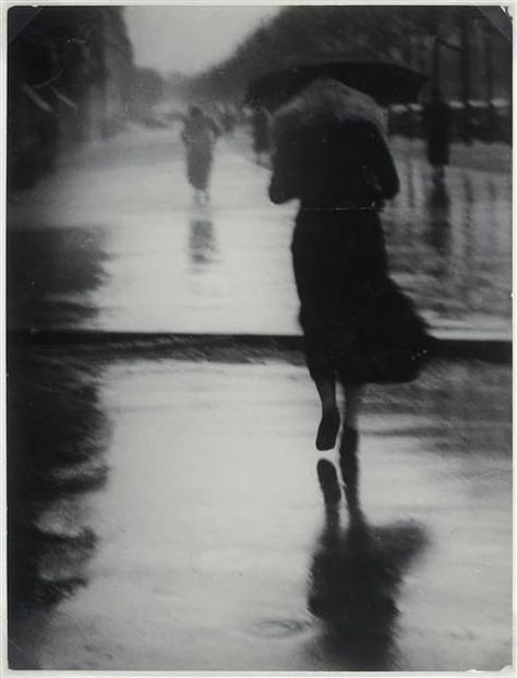 20 Impressive Vintage Pictures of Paris Streets under the Rain in the 1930s ~ Vintage Everyday Erich Hartmann, Idda Van Munster, Under The Rain, People Walking, Paris Pictures, Black And White Photograph, Singing In The Rain, Walking In The Rain, Grand Central