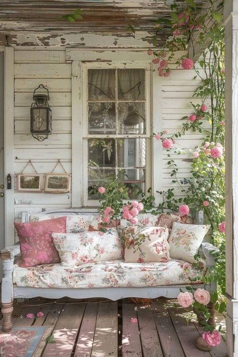 Summer Front Porch Decor, Shabby Chic Porch, Front Porch Decor Ideas, Summer Porch Decor, Summer Porch, Dekor Diy, Cozy Outdoor, Decor Shabby Chic, Casa Vintage