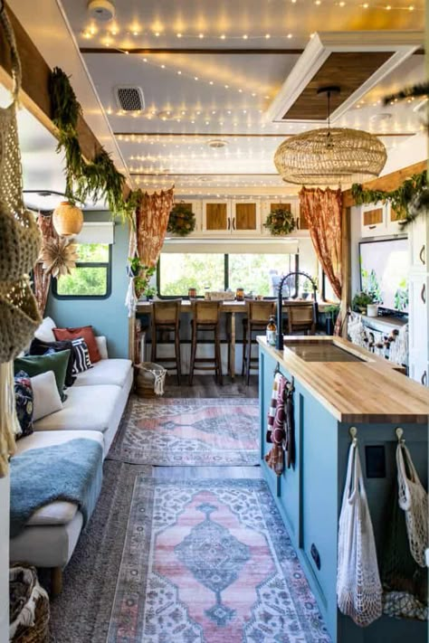 Rv Christmas, Camper Home, Rv Interior Remodel, Camper Interior Design, Tiny House Camper, Trailer Decor, Camper Trailer Remodel, Camper Reno, Rv Homes