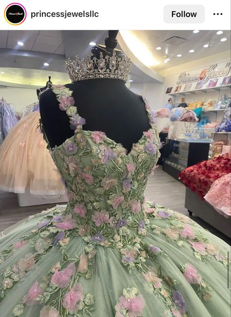 Emerald Green Quince Dress Moda 2000, Sage Green And Purple Quince Dress, Green And Purple Quinceanera Dresses, Flower Quince Dress, Purple Quince Dress, Green Quince Dress, Quince Dresses Green, Quince Photoshoot Ideas, Debut Gowns