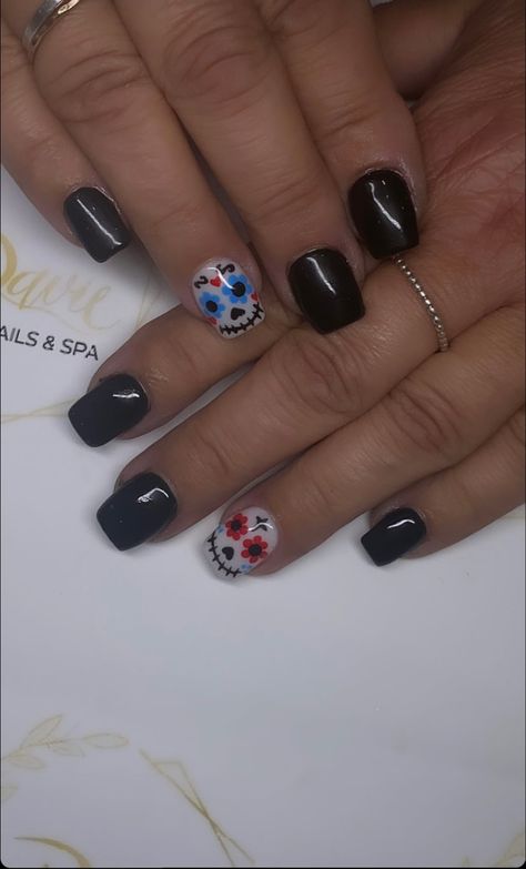 Skull Gel Nails, Mortician Nails, Day Of The Dead Nails Simple, Day Of The Dead Nail Art, Dia De Los Muertos Nail Ideas, Manic Makeup, Catrina Nails, Sugar Skull Nail Art, Day Of The Dead Nails