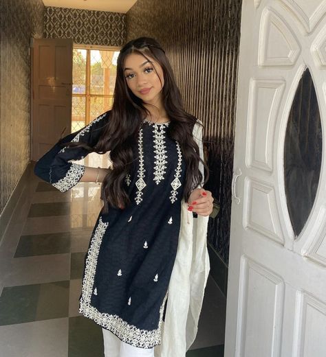 Desi Dress, Punjabi Outfits, Pakistani Fashion Casual, Traditional Indian Dress, Casual Indian Fashion, Desi Fashion Casual, Pakistani Fancy Dresses, Pakistani Dresses Casual, Beautiful Pakistani Dresses