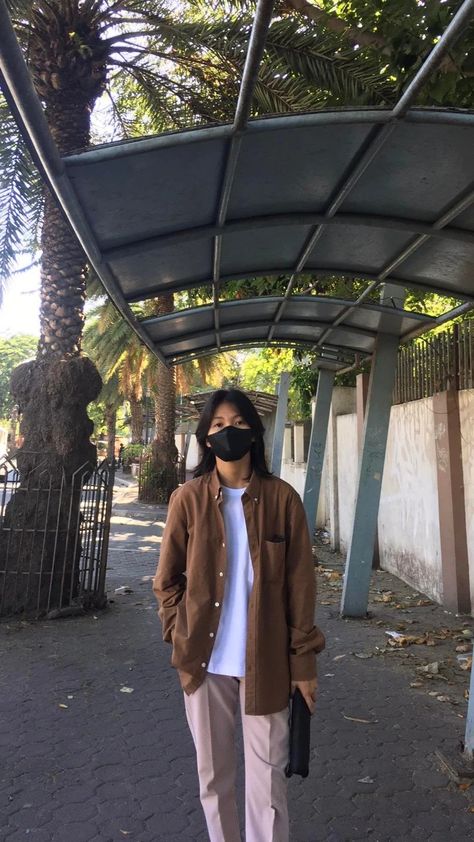 Geng Geng Outfit, Korean Boyish Outfit, Boyish Outfit, 2000 Wallpaper, Group Picture Poses, Boyish Outfits, Creative Post, Boyish Style, Outfit Korean Style