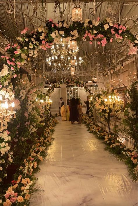 Pakistani Wedding Events, Wedding Aesthetic Pakistani, Desi Wedding Venue Ideas, Pakistani Wedding Ideas Decoration, Desi Wedding Flowers, Desi Wedding Bouquet, Pakistani Baraat Decor, Desi Shaadi Vibes, Pakistani Wedding Decoration Barat