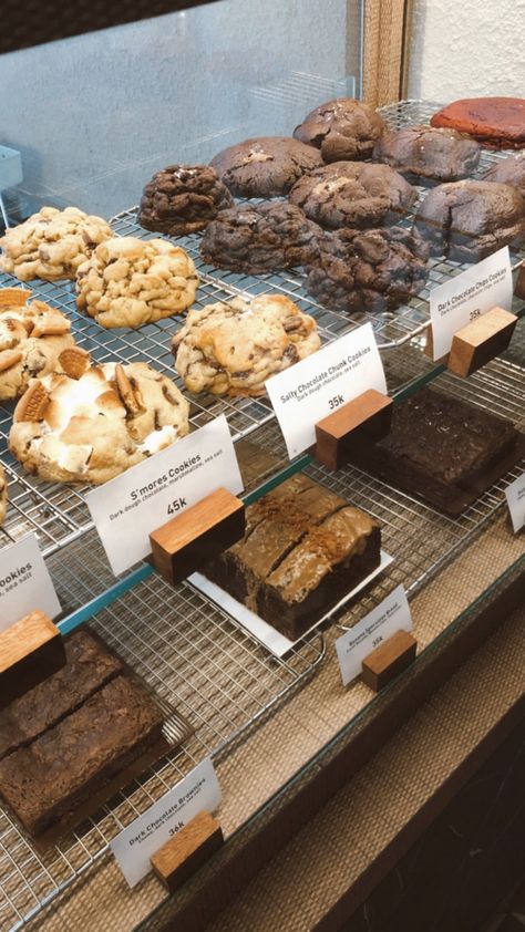 Cafe Cookies Display, Bakery Cookies Display, Cookie Store Design, Cookie Shop Aesthetic, Cookie Stand Display, Cookie Shop Interior, Cookie Display Case, Cookie Bar Display, Cookie Display Ideas