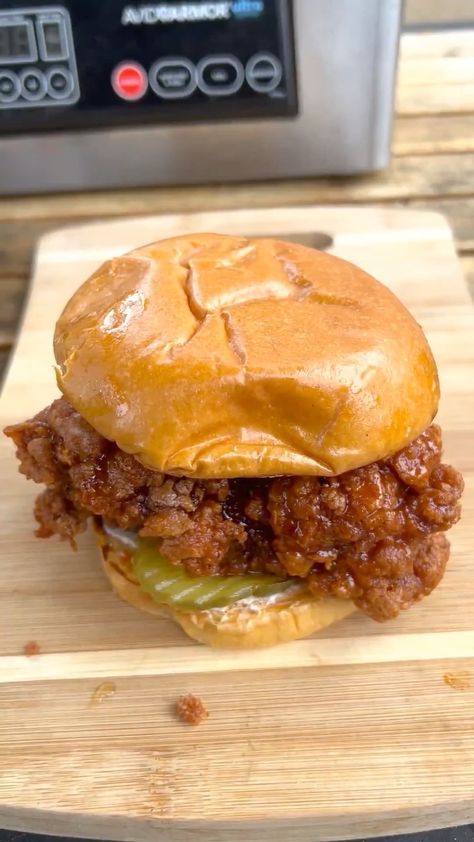 Hot Honey Crispy Chicken Sandwich, Nice Sandwiches, Homemade Crispy Chicken Sandwich, Chicken Sandwich And Fries, Sandwich Chicken, Chicken Sandwich Aesthetic, Spicy Chicken Sandwich, Crispy Chicken Sandwich, Chicken Sandwiches