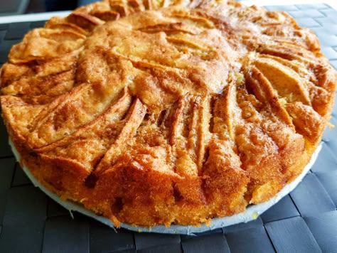 Authentic Norwegian Apple Cake (Eplekake) - Delicious autumn dessert - Swedish Baking, Scandinavian Desserts, Norway Food, Norwegian Cuisine, Norwegian Recipes, Viking Food, Autumn Dessert, Nordic Recipe, International Desserts