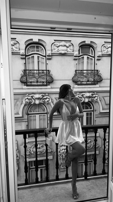 Paris Picture Ideas, Paris Balcony, Prom Picture Poses, Fit Checks, France Aesthetic, Studio Portrait Photography, Paris Vacation, Brunette Models, Parisian Life