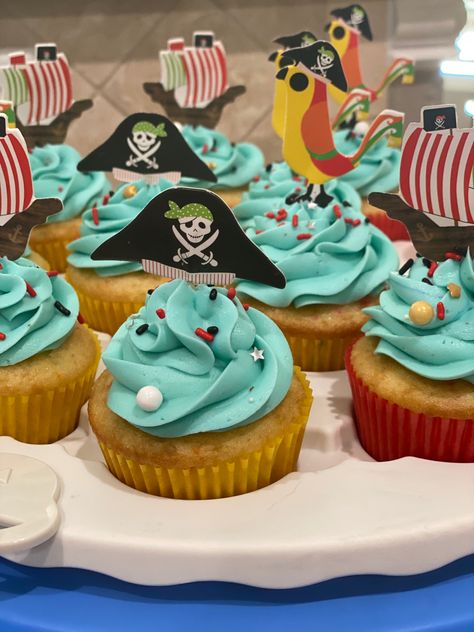 Pirate Cupcakes Ideas, Pirate Party Cupcakes, Pirate Theme Cupcakes, Pirate Pull Apart Cupcake Cake, Simple Pirate Cake, Pirate Cupcake Ideas, One Piece Cupcake, Pirate Birthday Cupcakes, Pirates Cupcakes