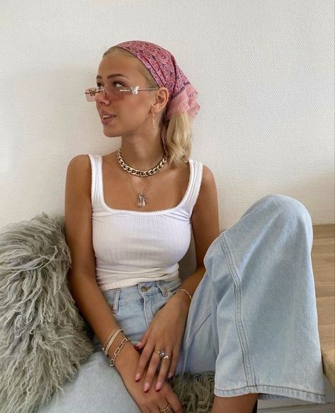 Urban Outfitters Outfit, White Tank Top Outfit, Spring Outfit Women, Kim Kardashian Outfits, Girl Grunge, Kardashian Outfit, Urban Outfitters Clothes, Tank Top Outfits, Outfit Jeans