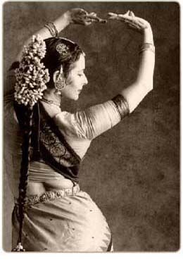 Dança Indiana <3 <3 <3 <3 <3 <3 <3 <3 <3 <3 <3 <3 <3 <3 <3 <3 <3 <3 ... Dancing Photography, Bharatanatyam Poses, Dance Of India, Indian Classical Dance, Dance Paintings, Vintage India, Indian Photoshoot, Indian Dance, Vintage Bollywood