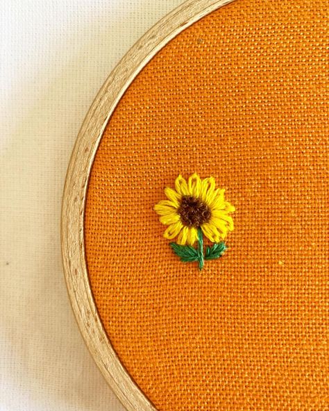 Gizem Konyar on Instagram: “these will be tiny sunflower 🌻 earrings. #earring #handembroidery #threadpainting #modernembroidery #embroideredpin #handstitched…” Simple Sunflower Embroidery, Embroidery Sunflower, Sunflower Embroidery, Sunflower Earrings, Thread Painting, Bible Covers, Tiny Hand, Modern Embroidery, Hand Stitching