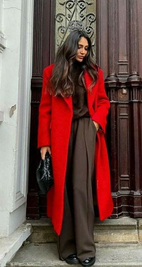 Red Coat Outfit, Red Long Coat, Outfit Inspiration Women, Style Casual Chic, Paris Outfits, Red Coat, Work Wear Women, Red Outfit, Autumn Outfit