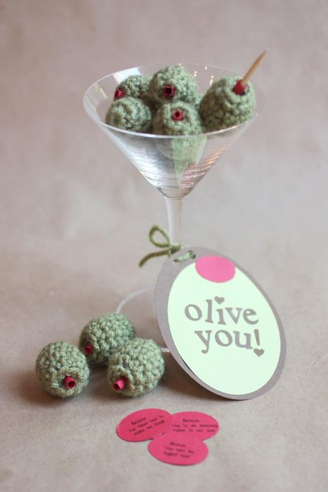 hmmm, crochet olives - i just might have to make some of these Repeat Crafter Me, Crochet Fruit, Toy Food, Crochet Food, Felt Food, Play Food, Croquettes, Crochet Home, Crochet Gifts