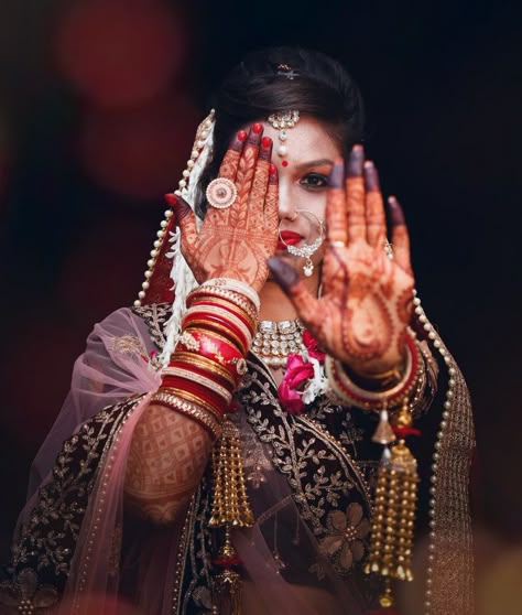 Dulhan Closeup Photography, Dulhan Poj, Singal Dulhan Pose, Mehendi Poses For Bride, Bride Poses Indian Wedding, Dulhan Closeup, New Dulhan Pose, 26 जनवरी, Haldi Photoshoot