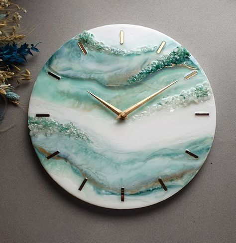 Clicks 35 cm diameter. Epoxy, natural stones. See more by instagram Simple Resin Clock, Simple Resin Clock Ideas, Resin Wall Clock Design, Resin Clock Ideas, Geode Decor, Resin Wall Clock, Resin Clock, Painted Concrete Floors, Wall Clock Design