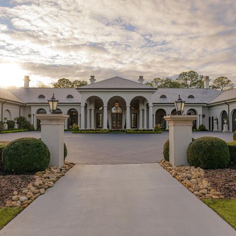 One of the most iconic Georgia mansion goes up for sale for $8,950,000 this home features 4 Bedrooms 8 Bathrooms and 24,888 sqft. #luxury #fypage #realestate Mansions In Georgia, Single Story Mansion, 1 Story Mansion, One Story Mansion, Texas Mansions, Luxury Mansions, Home Features, Mansions Luxury, Texas Usa