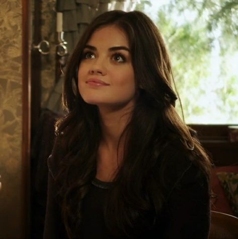 Aria Makeup, Aria Montgomery Makeup, Aria Montgomery Icon, Aria Montgomery Hair, Pll Aria, Pretty Little Liars Aria, Petite Style Outfits, Aria Montgomery, Brown Hair Brown Eyes