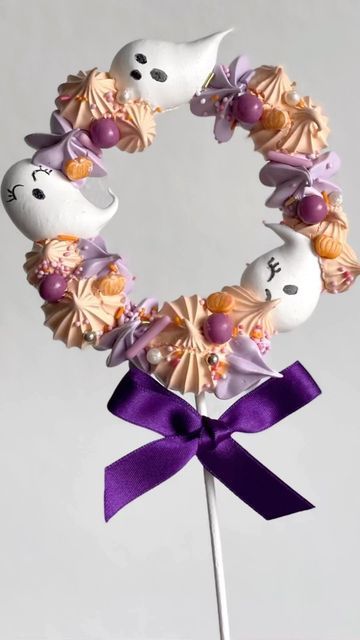 Meringue Pops Halloween, Halloween Meringue Ideas, Merangue Recipe Halloween, Halloween Merengue, Meringue Cookies Halloween, Halloween Meringue Pops, Meringue Lollipops, Halloween Meringue, Halloween Meringues