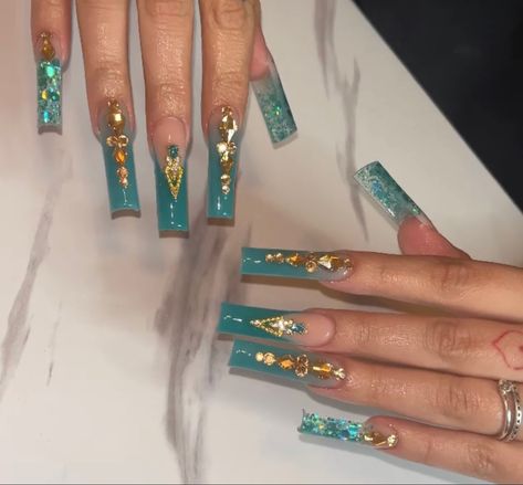 Tiffany Blue And Gold Nails, Teal And Gold Nails Acrylic, Teal Long Nails, Turquoise Gold Nails, Gold And Teal Nails, Teal And Gold Nail Designs, Princess Jasmine Nails, Aladdin Nails, Turquoise Blue Nails