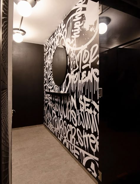 Graffiti Wall Interior, Graffiti Wall Mural, Tattoo Studio Design, Studio Tattoo, Bar Interior, Studio Interior, Graffiti Wall, Tattoo Shop, Wall Paint