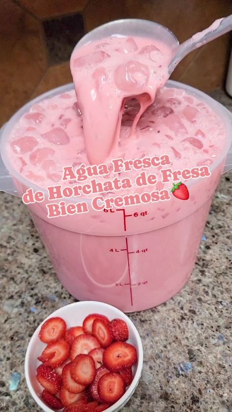 Solesito Romero | Agua Fresca de Horchata de Fresa Bien Cremosa especial para estos dias de calor, ooh apoco no se te antojo, aah pues poreso tienes que… | Instagram Aquas Frescas, Agua Horchata, Diy Bff, Pumpkin Cakes, Harvest Fest, Mexican Drinks, Clean Diet, Agua Fresca, Food Drinks Dessert