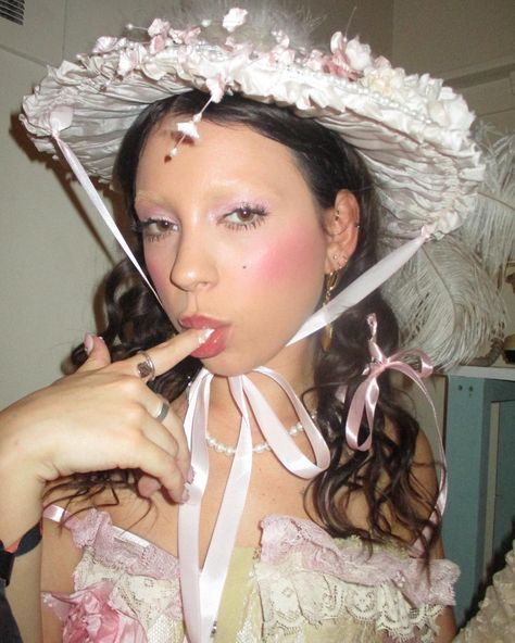 Maria Antoinette Aesthetic, Marie Antoinette Makeup, Marie Antoinette Costume Halloween, Wolfie Cindy, Cake Costume, Marie Antoinette Aesthetic, Trashy People, Pink Halloween Costumes, Marie Antoinette Party