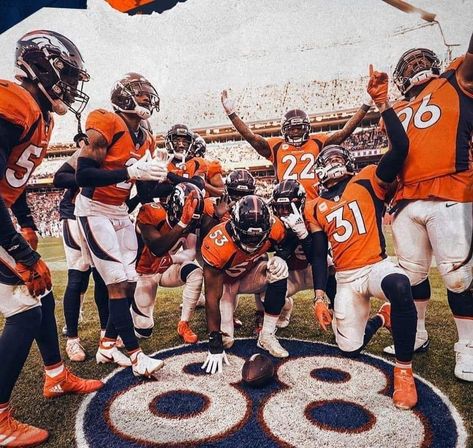 Aesthetic Nfl Pictures, Throwback Wallpaper, Denver Broncos Art, Denver Broncos Wallpaper, Football Team Pictures, Denver Broncos Players, Broncos Wallpaper, Demaryius Thomas, Nfl Football Pictures