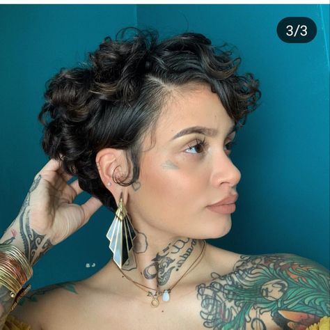 I LOVE her hair! #kehlani Kehlani Hairstyles, Kehlani Short Hair, Pixie Cut Curly Hair, Pixie Cut Curly, Cut Curly Hair, Grown Out Pixie, Curly Pixie Hairstyles, Short Curly Haircuts, Penteado Cabelo Curto