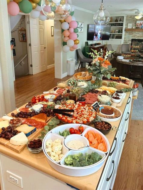 40 Insanely Fun High School Graduation Party Ideas Cheap Graduation Party Ideas, Kitchen Dinner Ideas, Party Dinner Ideas, Hosting Christmas Party, Grad Party Food, Grad Party Theme, Graduation Brunch, High School Graduation Party Ideas, Graduation Party Table