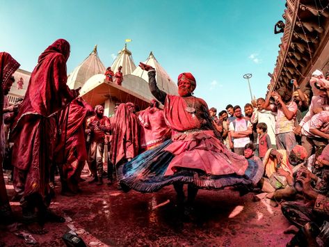 Mathura Holi, Holi Vrindavan, Antique Saree, Holi Pictures, Color Festival, Gopro, Traditional Art, Photography Poses, Photoshop