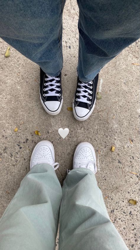 Couple Ootd, Fake Photo Sick, Converse Aesthetic, Shoes Wallpaper, Boyfriend Outfit, Fashion Terms, Couple Shoes, Self Portrait Poses, Shoes Photo