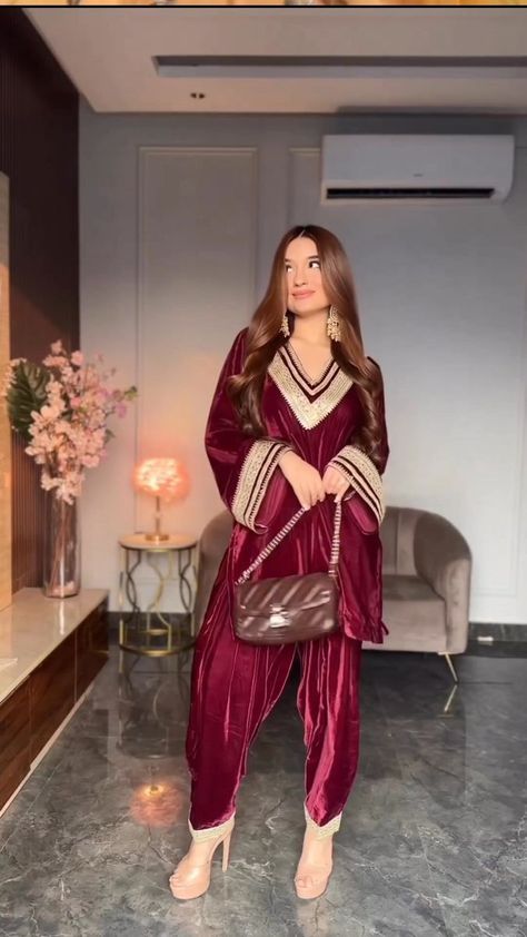 Suit Video, Velvet Pakistani Dress, Velvet Suit Design, Trendy Outfits Indian, Velvet Dress Designs, Pakistani Fashion Casual, Pakistani Fashion Party Wear, Pakistani Fancy Dresses, Salwar Kamiz