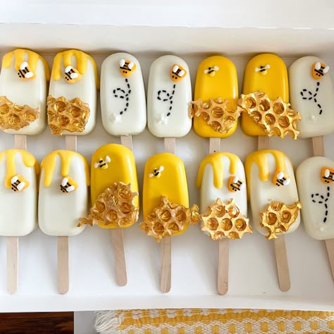 Bee Cake Pops, Bee Themed Gender Reveal, Bumble Bee Decorations, Cake Pop Designs, Chocolate Covered Strawberries Bouquet, Honey Bee Baby Shower, Winnie The Pooh Cake, Bee Cakes, Baby Shower Cake Pops