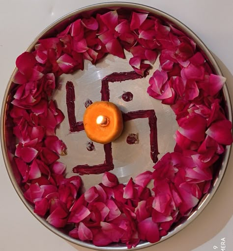 Arti Thali Decoration With Flowers, Easy Thali Decoration Ideas, Ganapati Aarti Thali Decoration, Simple Thali Decoration Ideas, Puja Thali Decoration Ideas Home, Thali Decoration Ideas With Flowers, Simple Aarti Thali Decoration, Aarti Thali Decoration Ideas Easy, Dish Decoration For Aarti