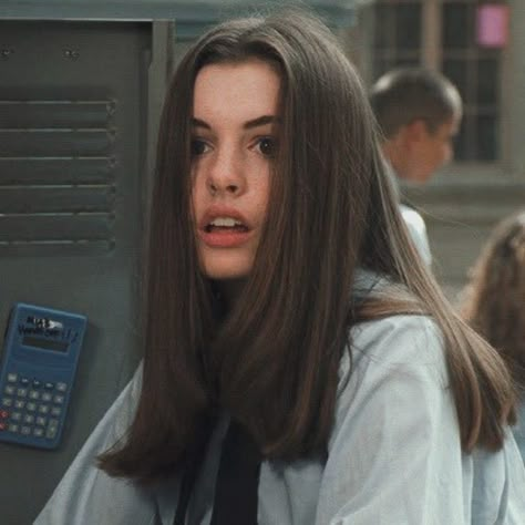 Anne Hathaway Haircut, Anne Hathaway Hair, Mia Thermopolis, 90s Haircuts, The Princess Diaries, Blue Ombre Hair, Princess Diaries, 90s Hairstyles, Haircuts Straight Hair