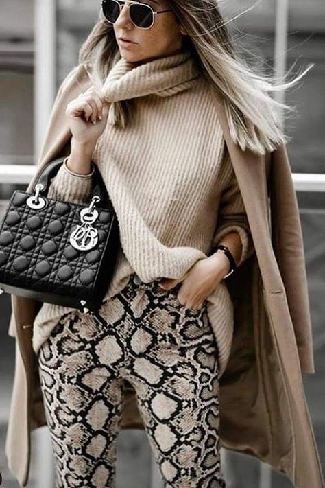 Outfit Botas, Stile Boho Chic, Retro Swimwear, Animal Print Outfits, Normal Clothes, Printed Pants, Winter Looks, Outfits Casuales, Look Fashion