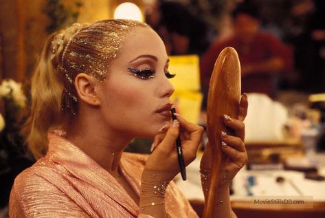 Showgirls 1995, Nomi Malone, Elizabeth Berkley, Vintage Makeup, Pretty Makeup, Creative Makeup, Beautiful Makeup, Makeup Inspo, Makeup Inspiration