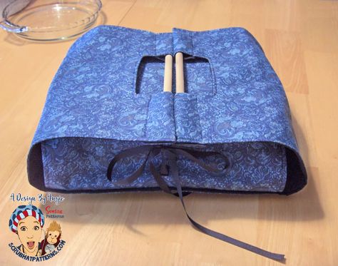 Sew a Casserole Carrier Tote - Surgical Scrub Cap Sewing Patterns Casserole Carrier Pattern, Casserole Cozy, Carrier Pattern, Casserole Carrier, No Sew Curtains, Small Sewing Projects, Cozy Fabric, Kids Fabric, Fabric Craft