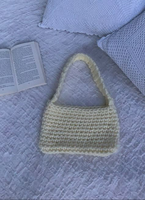 Crochet Bag Ideas Handbags, Crochet Baguette Bag, Crochet Bag Aesthetic, Crochet A Bag, Easy Crochet Bag, Baguette Bags, Crochet Shoulder Bags, Crochet Fairy, Bag Pattern Free