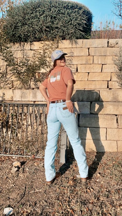 Cowboy Cut Jeans Outfit, Wrangler Cowboy Cut Women, Cowboy Cut Wranglers Women Outfits, Punchy Aesthetic, Western Closet, Cowgirl Fits, College Plan, Cowboy Cut Jeans, Bell Bottom Jeans Outfit