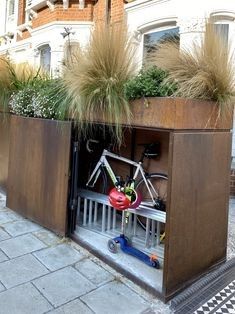 Privacy Screen Fence Ideas, Screen Fence Ideas, Garden Bike Storage, Garden Design Outdoor, Outside Storage Shed, Outdoor Bike Storage, Privacy Screen Fence, Wallpaper Garden, Outdoor Storage Solutions