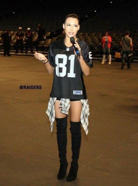 Womens Raiders Outfit, Cute Raiders Game Outfits, Raider Outfits For Women, Raiders Jersey Outfit Women, Raider Game Outfit Women, All Black Football Game Outfit, Football Outfits For Women Games, Raiders Game Outfit Women, Raiders Outfits For Women