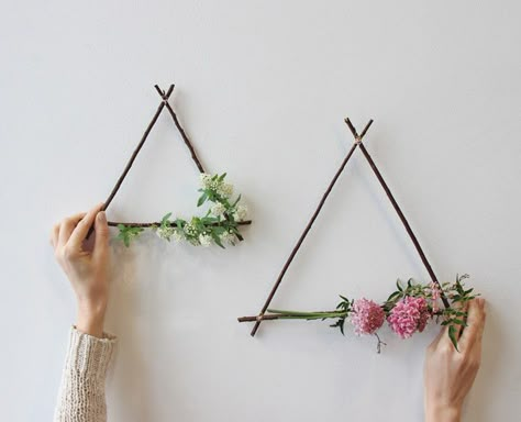 These geometric wreaths are everything we need to start our 2017 gatherings in the right direction. Learn the steps to make this pretty project for a next-level Valentine's gesture... Diy House Projects, Deco Floral, Geometric Triangle, Mason Jar Diy, Mason Jar Crafts, Décor Diy, Jar Crafts, Diy Wall, Room Diy