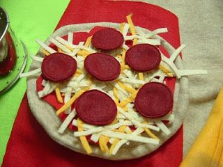 Felt Food Pizza, Upcycling Diy Projects, Crunchy Baby, Felt Pizza, Babysitting Ideas, Diy Chat, Felt Toys Diy, Human Things, Felt Food Diy